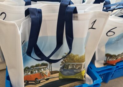 Tasjes met daarop een Volkswagen campervan en nummers die gebruikt werden als een goodie bag bij een rally